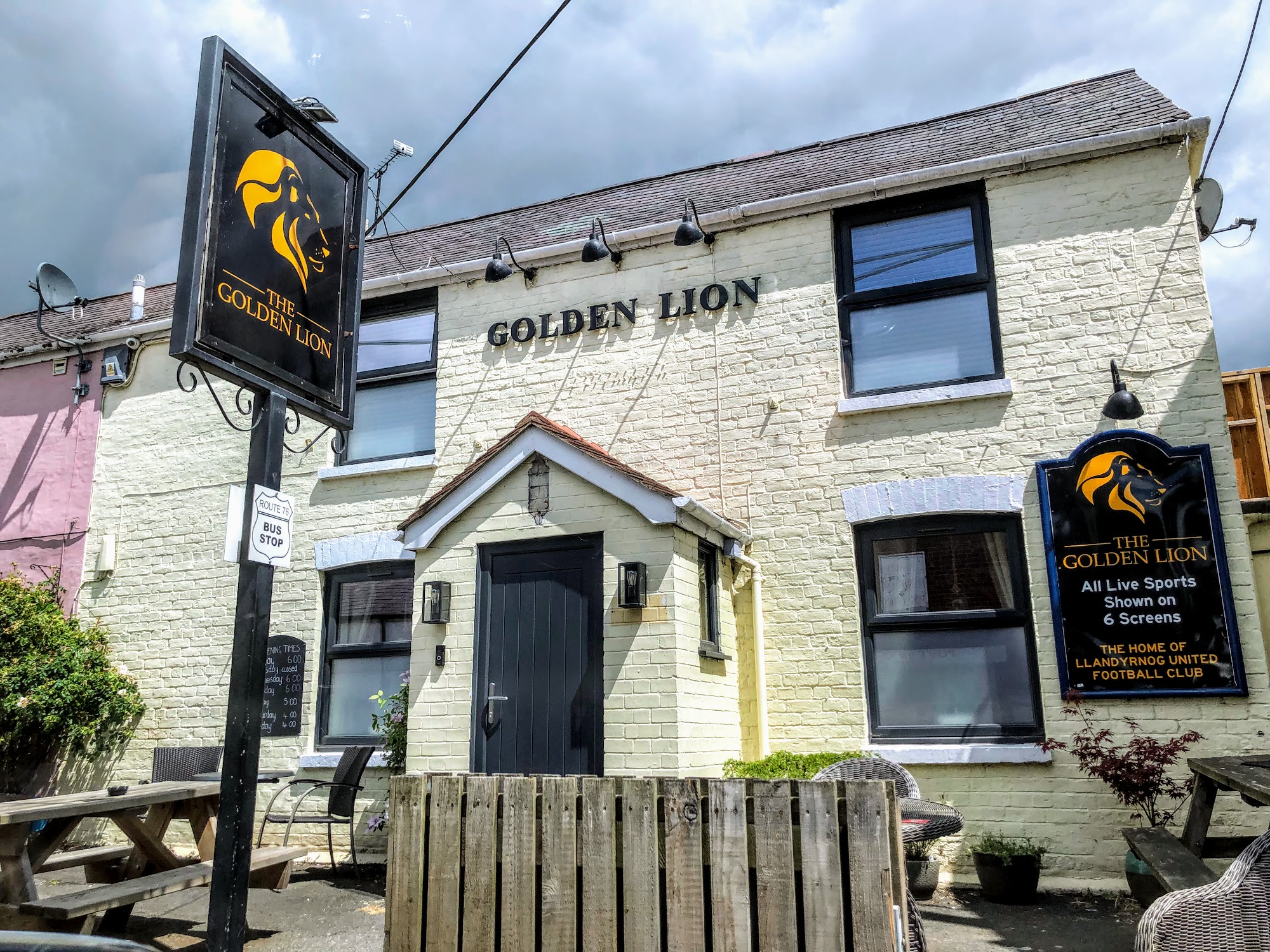 The golden lion llandyrnog