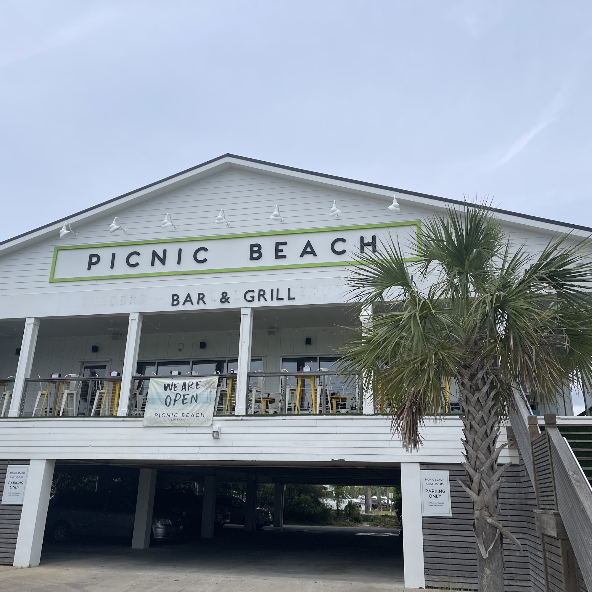 Picnic Beach Bar & Grill