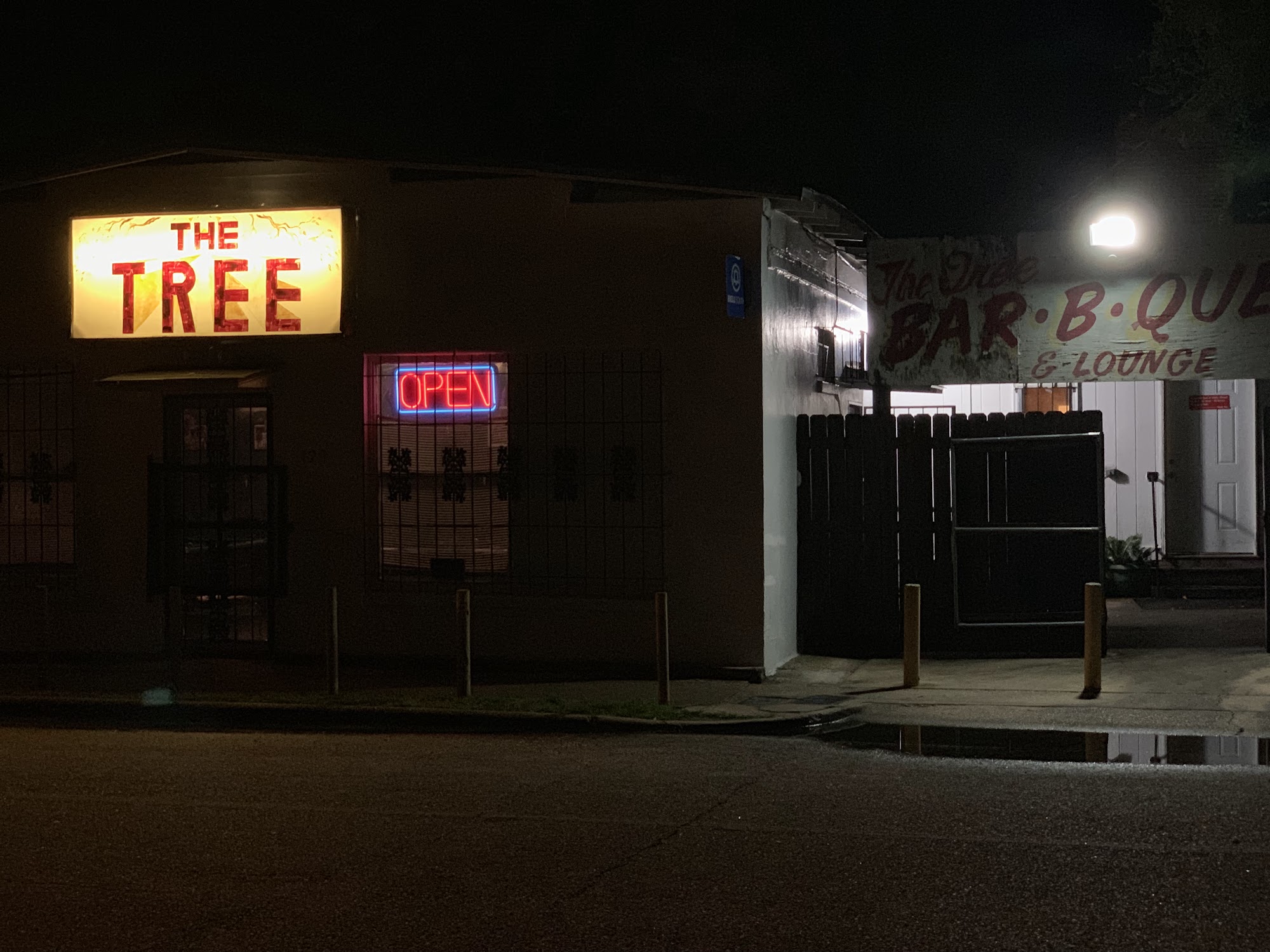 The Tree Bar-B-Que and Lounge