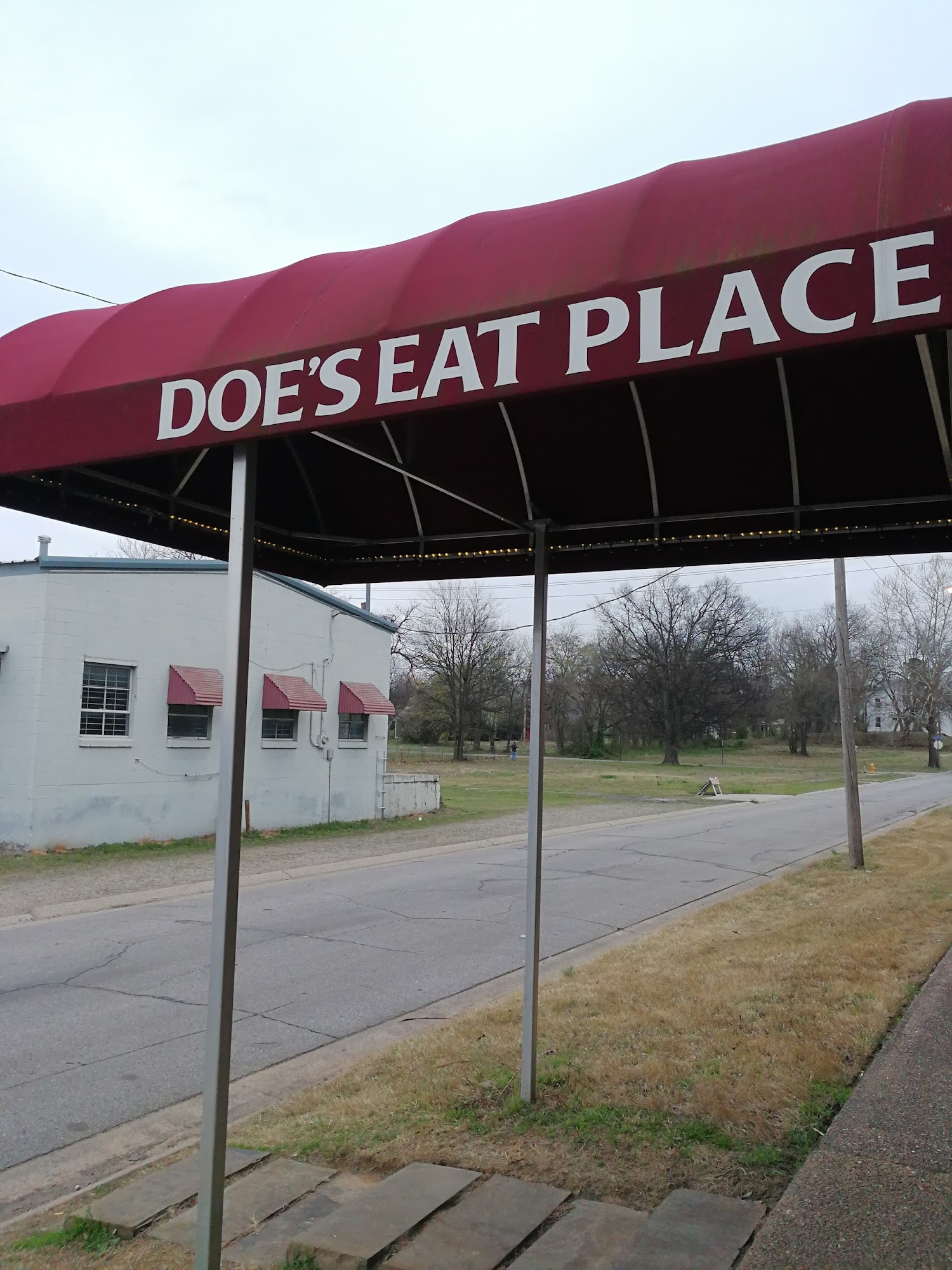 Doe's Eat Place