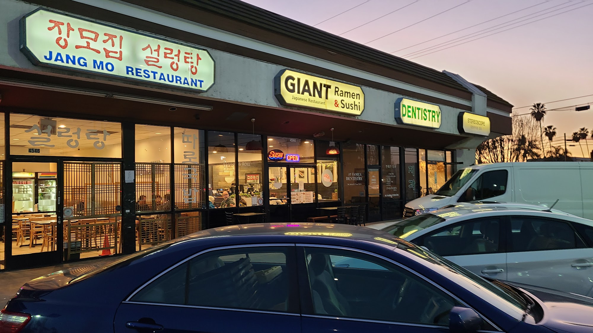 Giant Ramen & Sushi