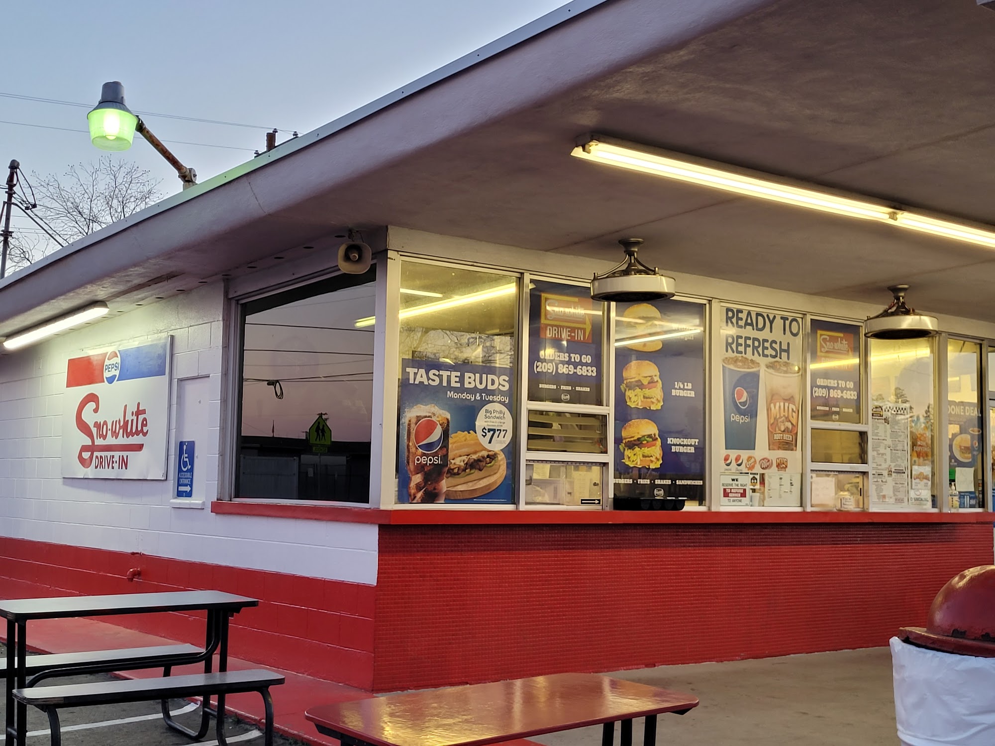 Sno-White Drive In