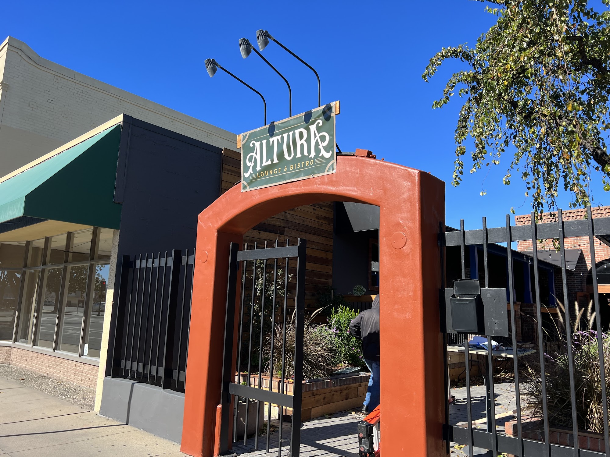 Altura Lounge & Bistro