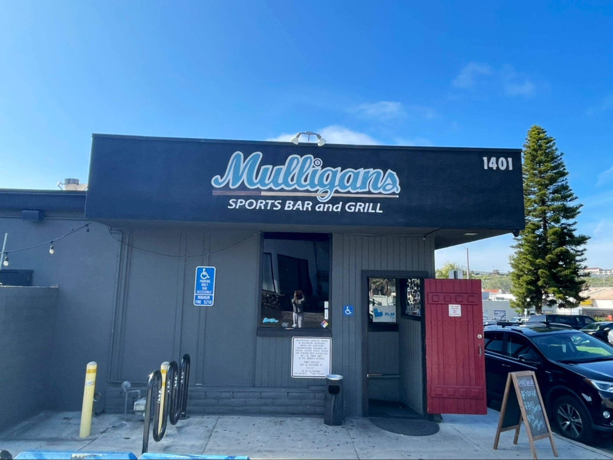 Mulligans Sports Bar 21+