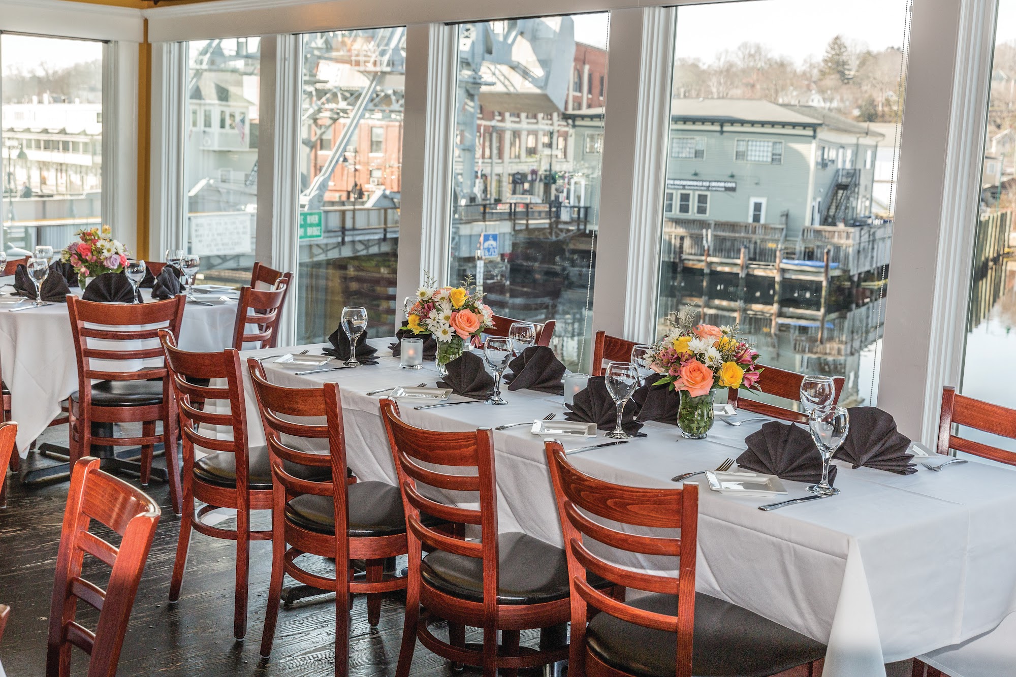 S&P Oyster Restaurant and Bar 1 Holmes St, Mystic, CT 06355