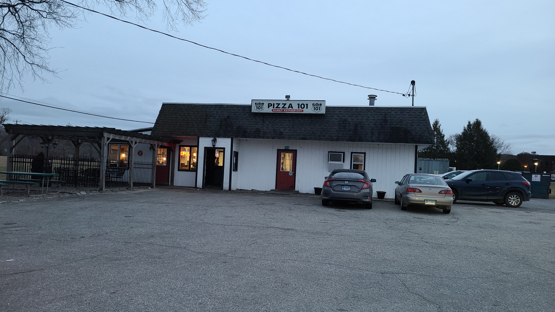 Pizzaria 101 & Family Restaurant