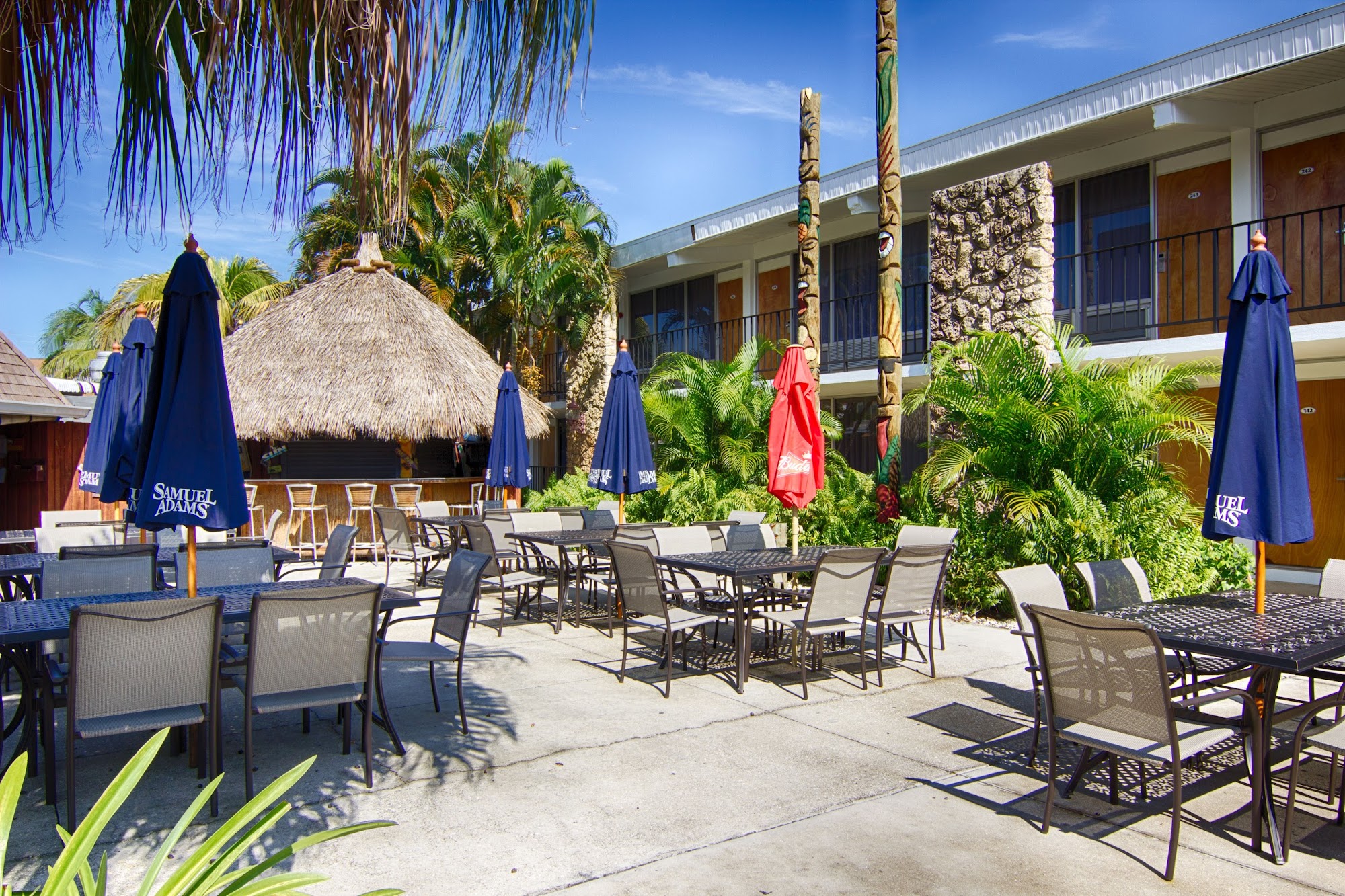 Tiki Hut Bar & Grill at Dolphin Key Resort