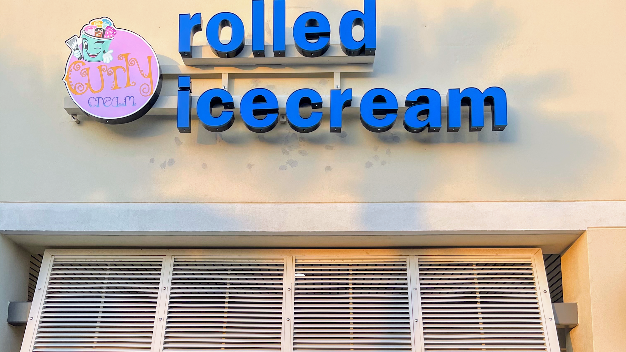 Curly Cream Rolled Icecream