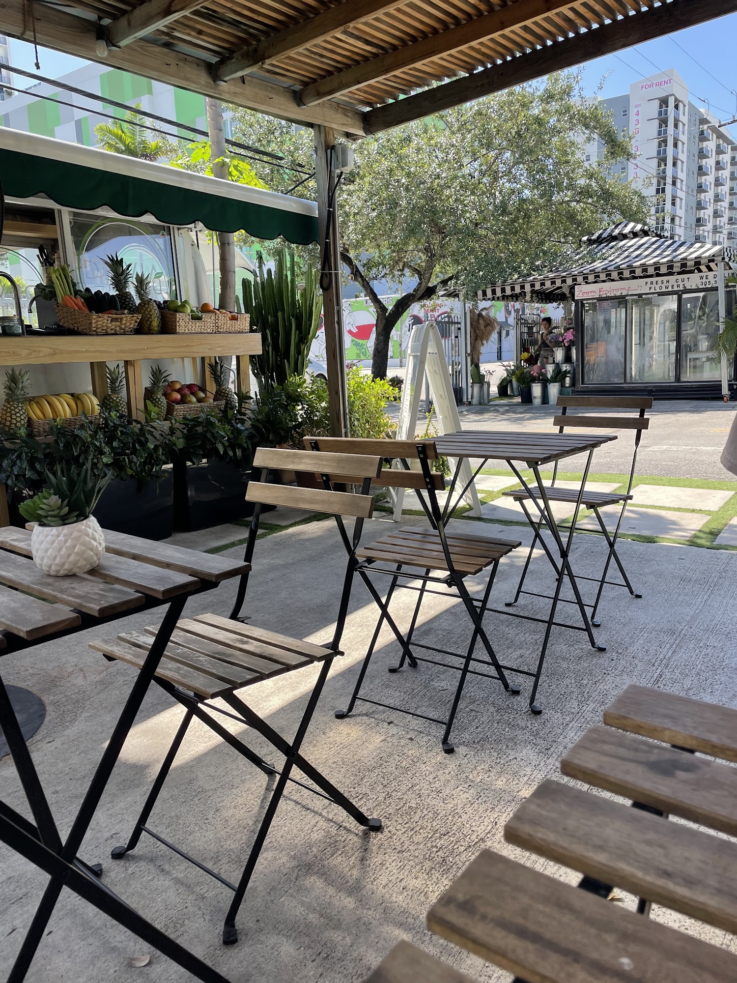 Devia Juice Bar at Midtown Garden