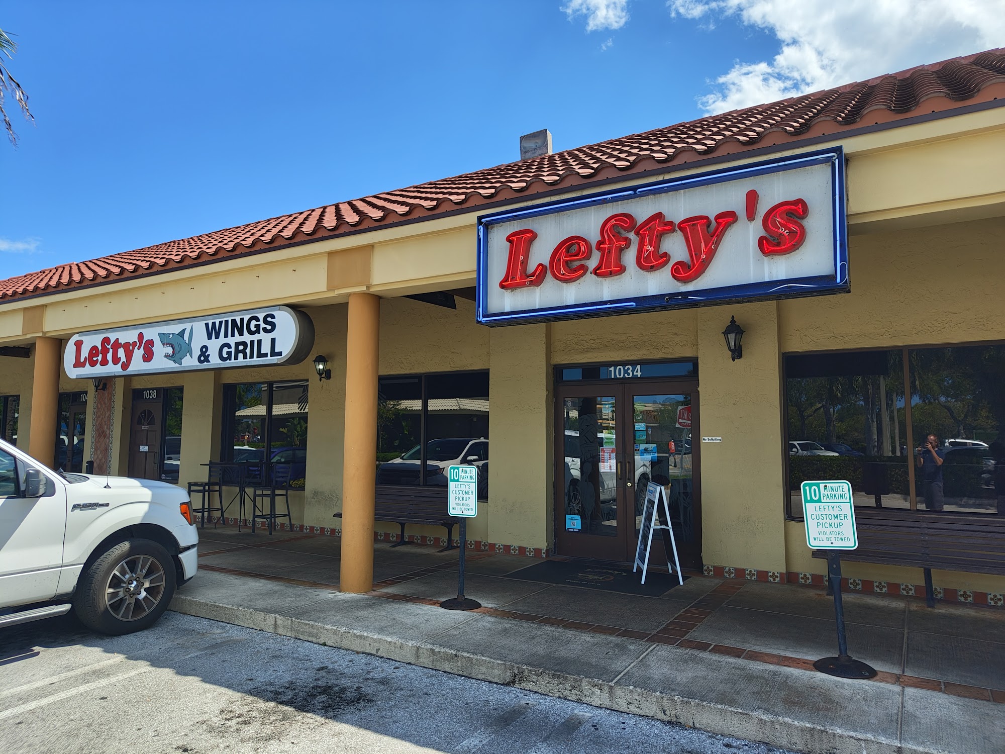 Lefty's Wings & Grill