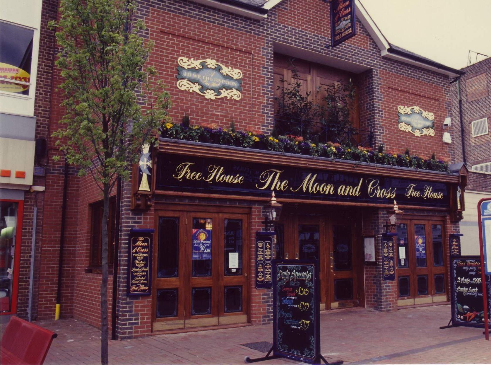 The Moon and Cross - JD Wetherspoon 104 High St, Waltham Cross
