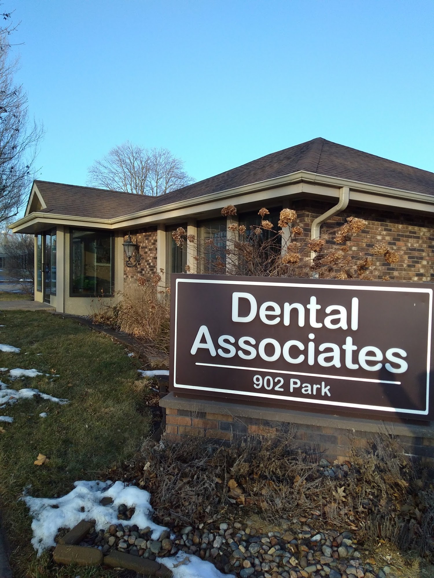 Dental Associates 902 Park St, Grinnell Iowa 50112