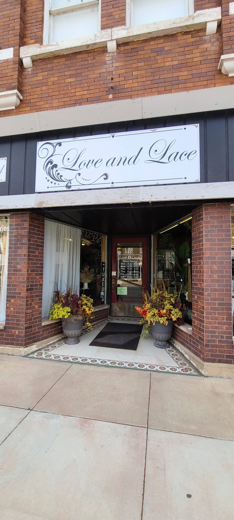 Love and Lace 220 E Bremer Ave, Waverly Iowa 50677