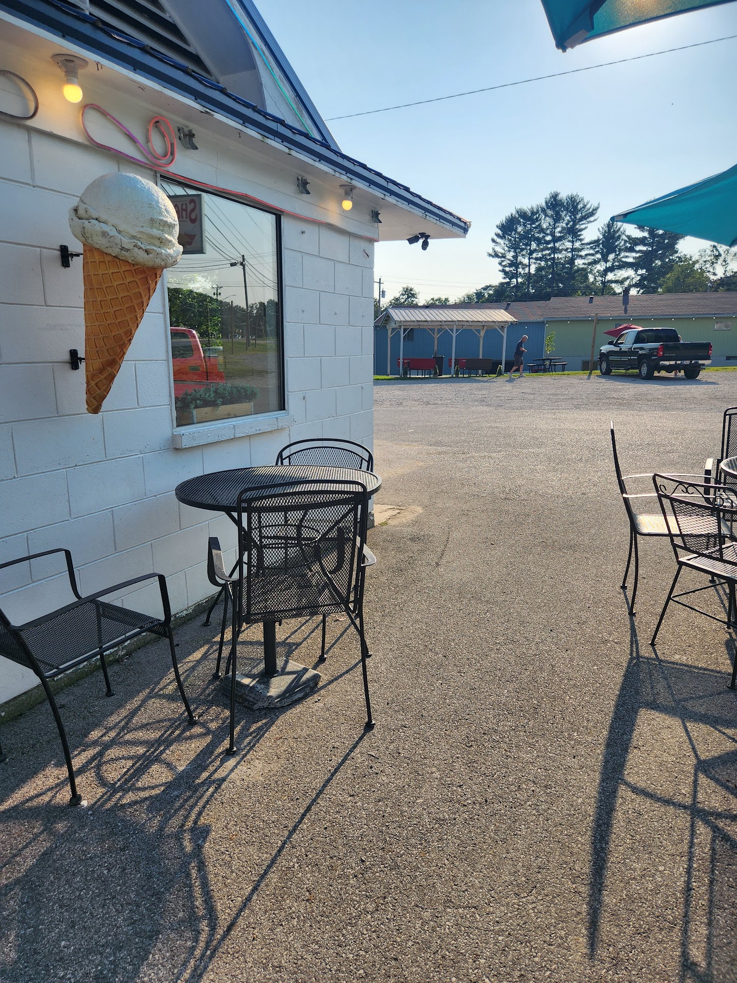 Shakeburger Drive-In