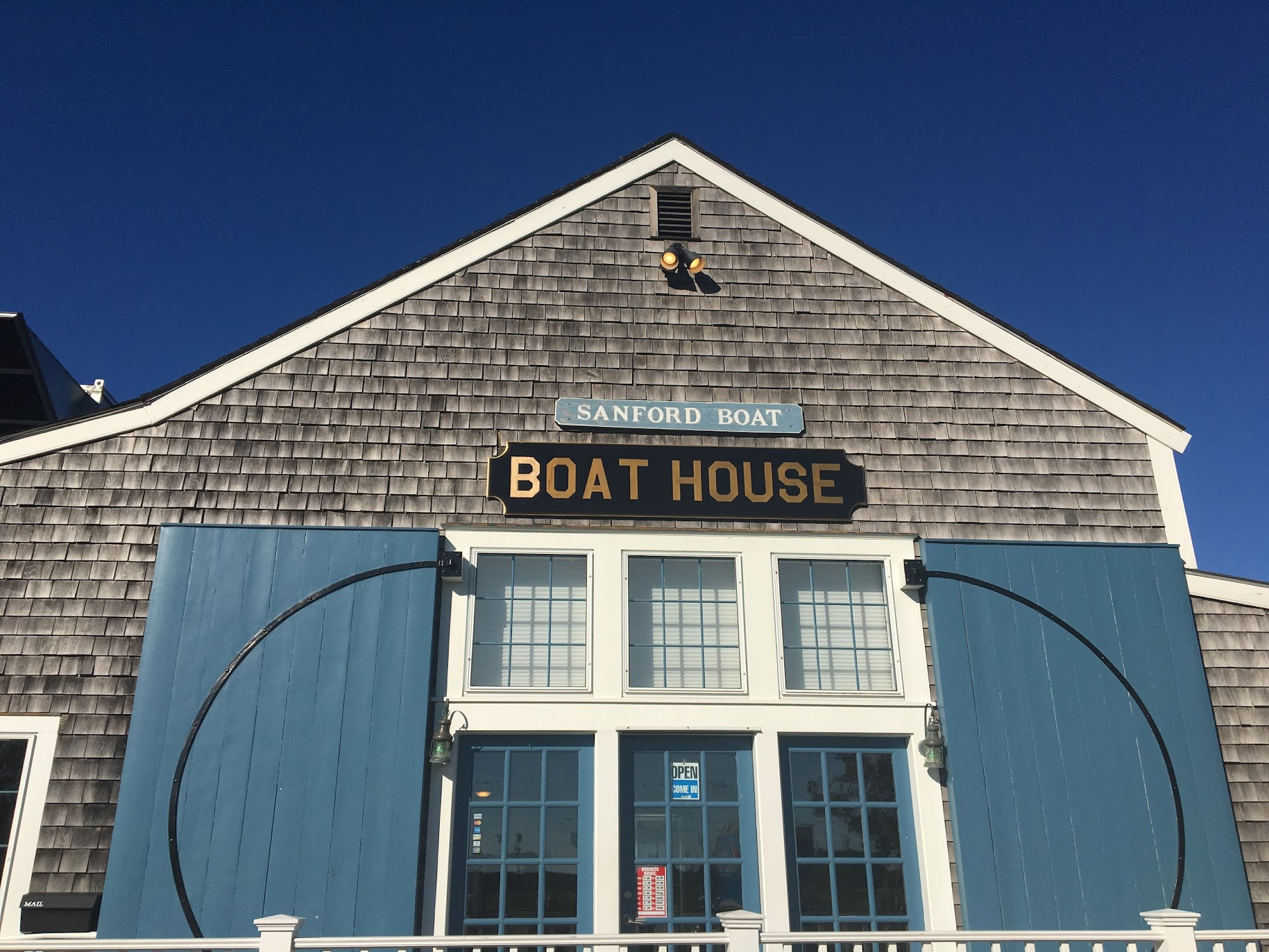 BOAT HOUSE/Barcos y Tacos