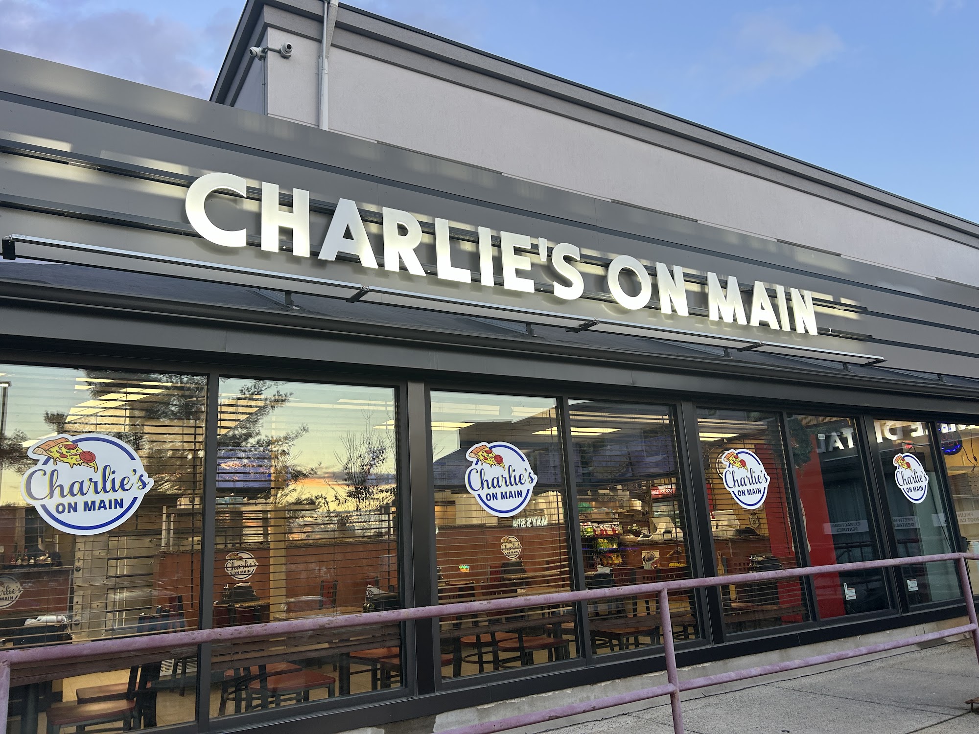 Charlie's On Main pizza