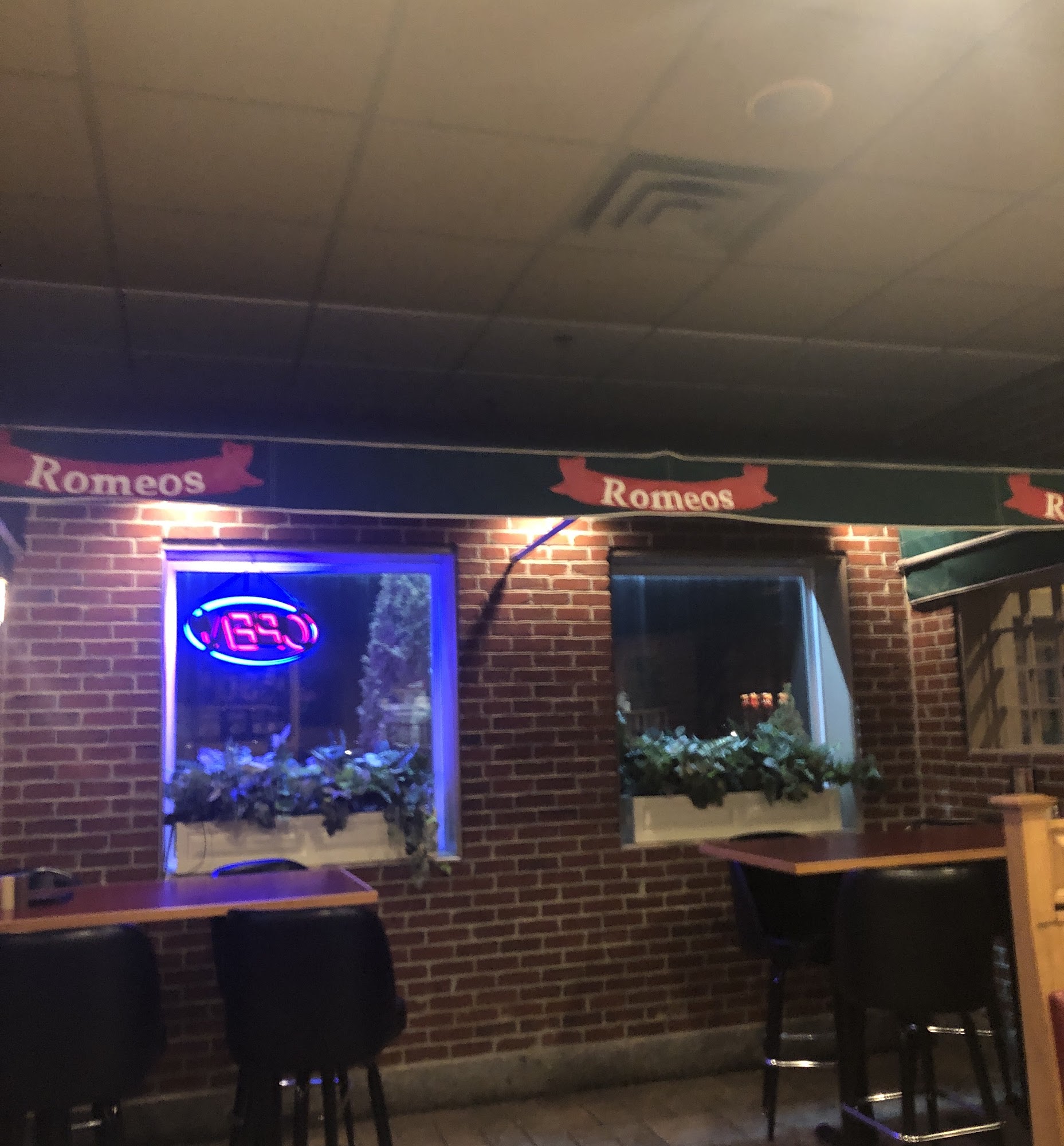 Romeos Sports Bar & Grill