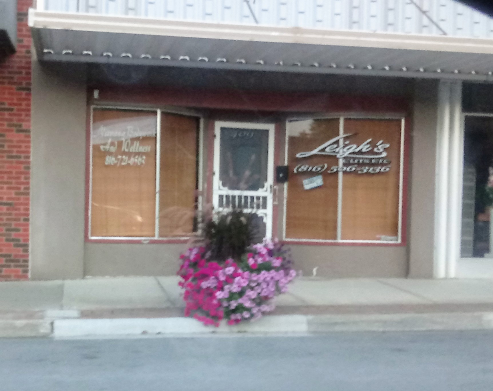 Leigh's Cuts, Etc. 409 S Thompson Ave, Excelsior Springs Missouri 64024