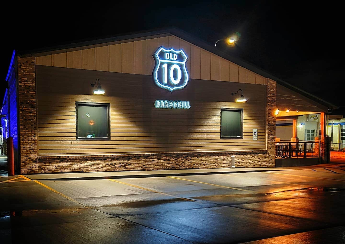 Old 10 Bar & Grill