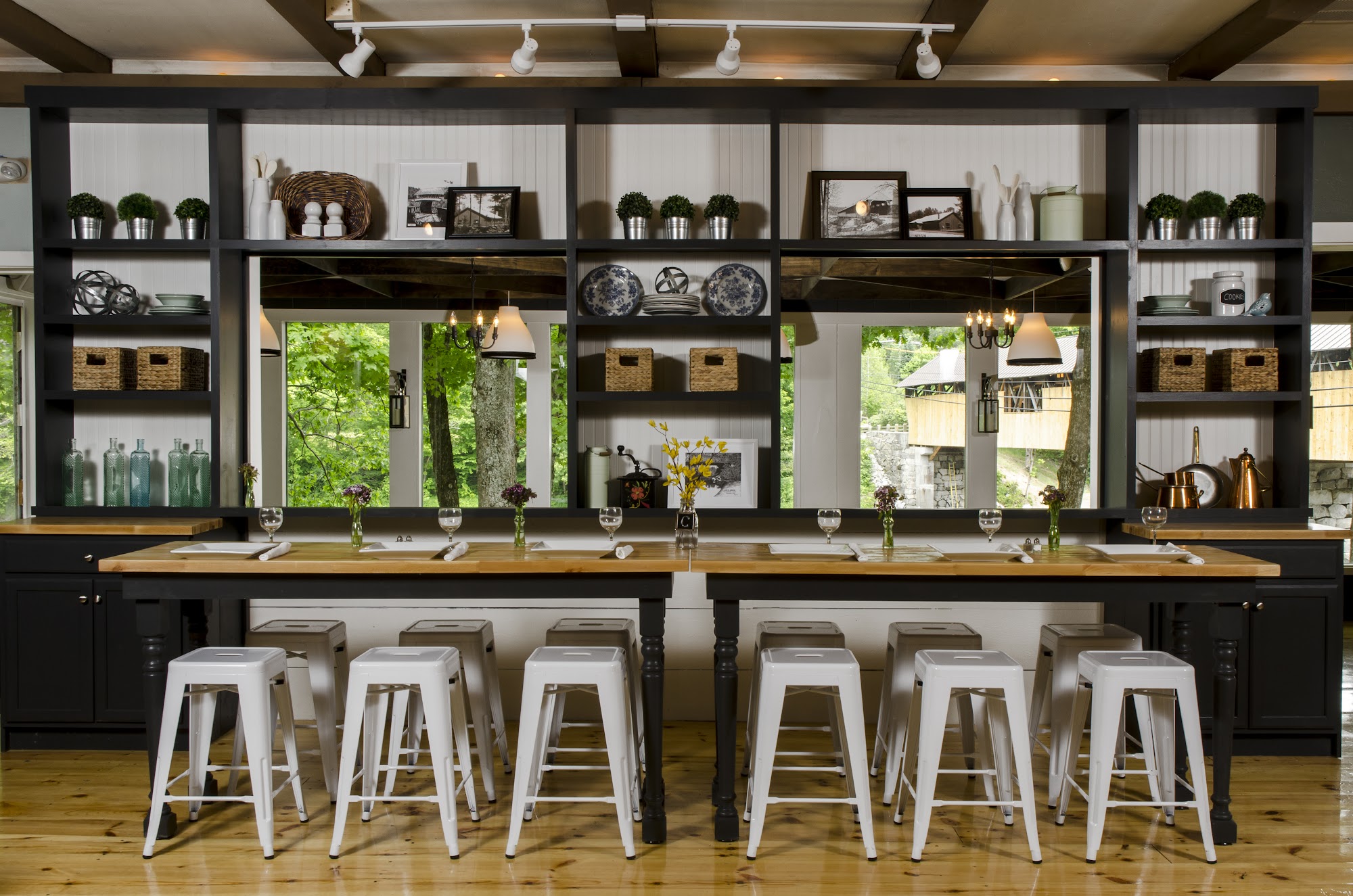 Covered Bridge Farm Table