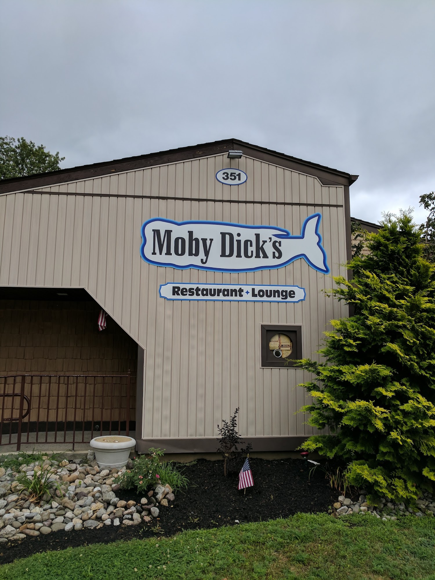 Moby Dick's Restaurant Lounge
