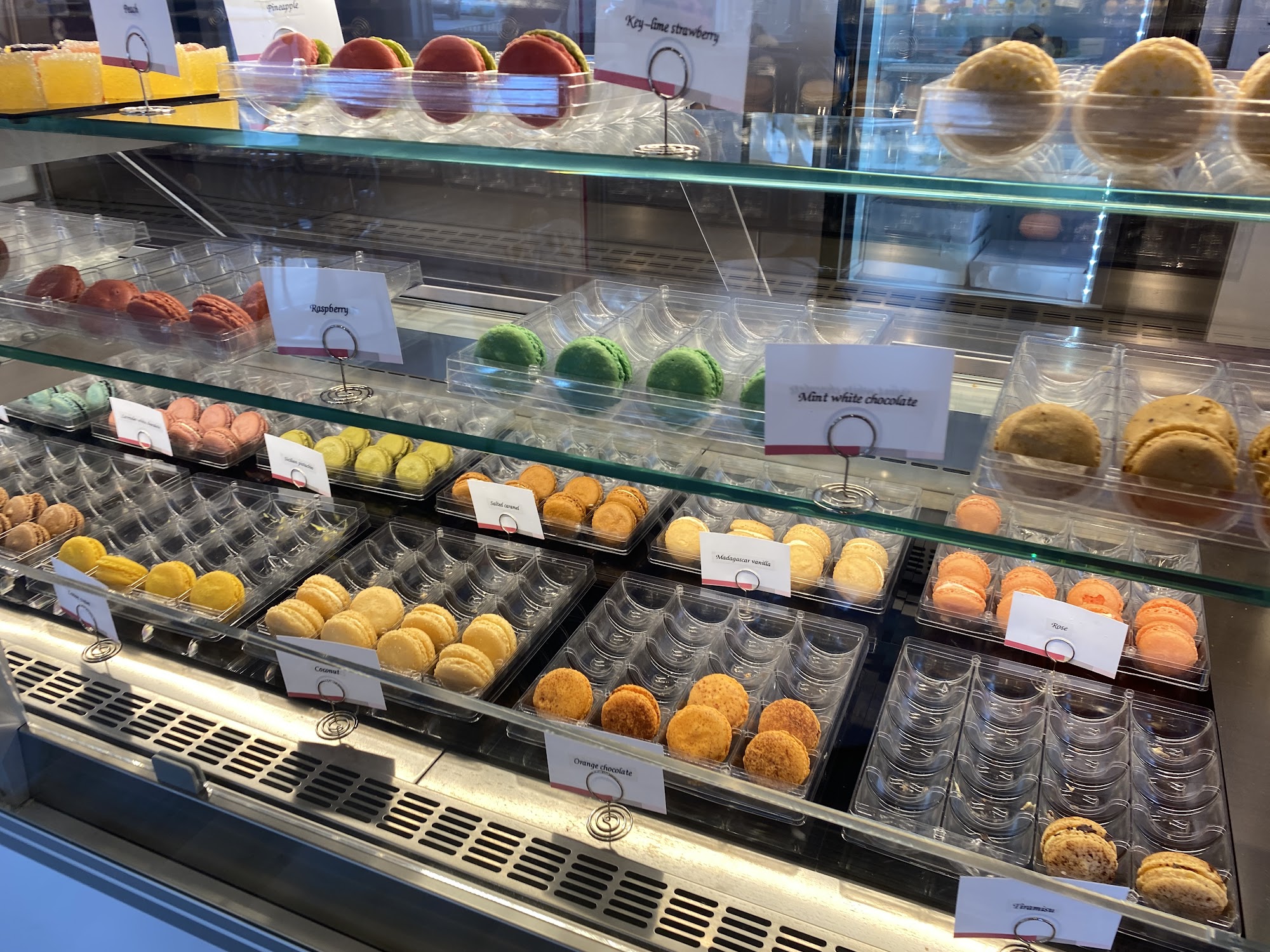 Le Macaron French Pastries