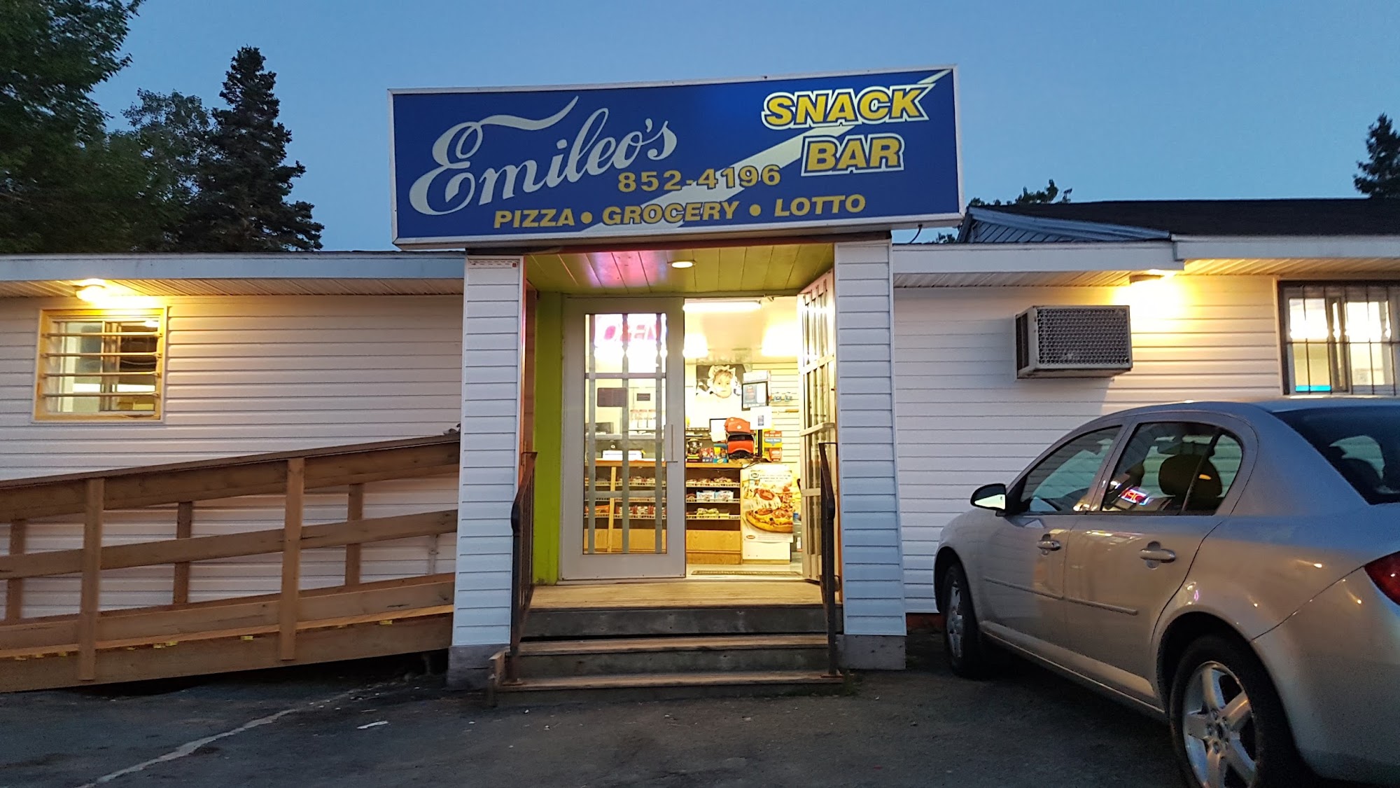 Emileo's Snack Bar