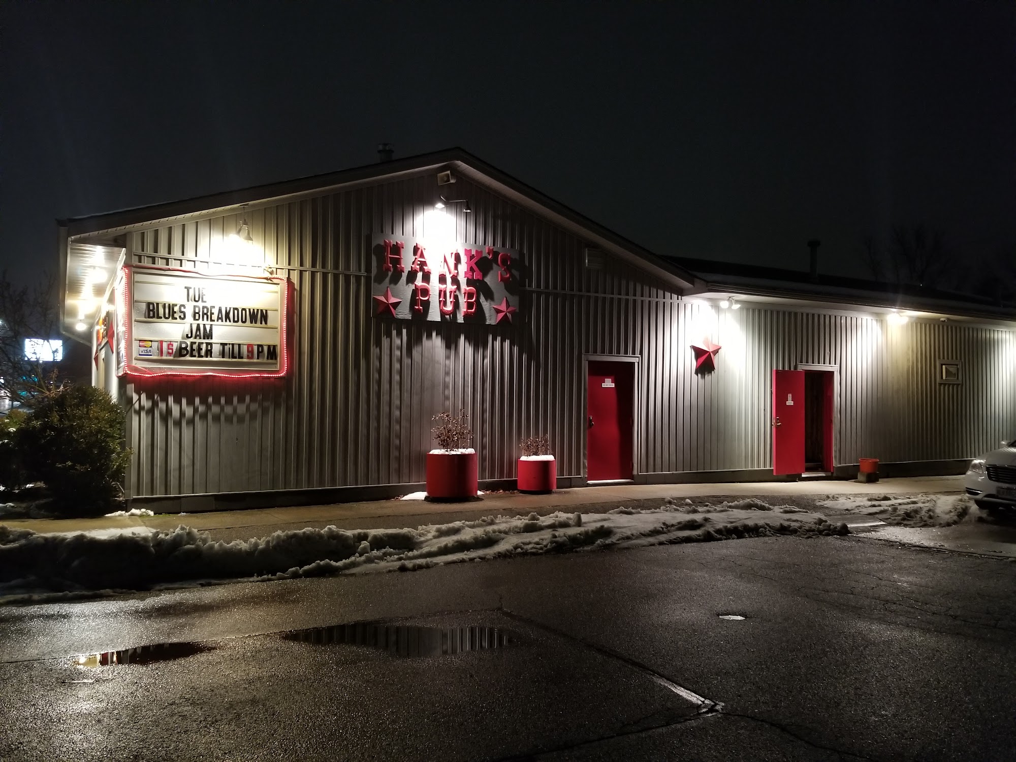 Hank's Local Bar+Food+Patio