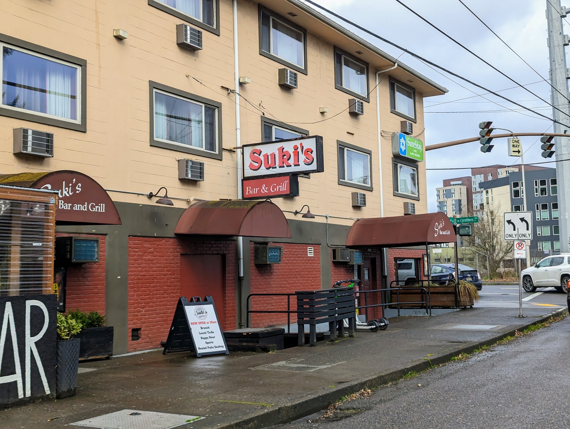 Suki's Bar & Grill