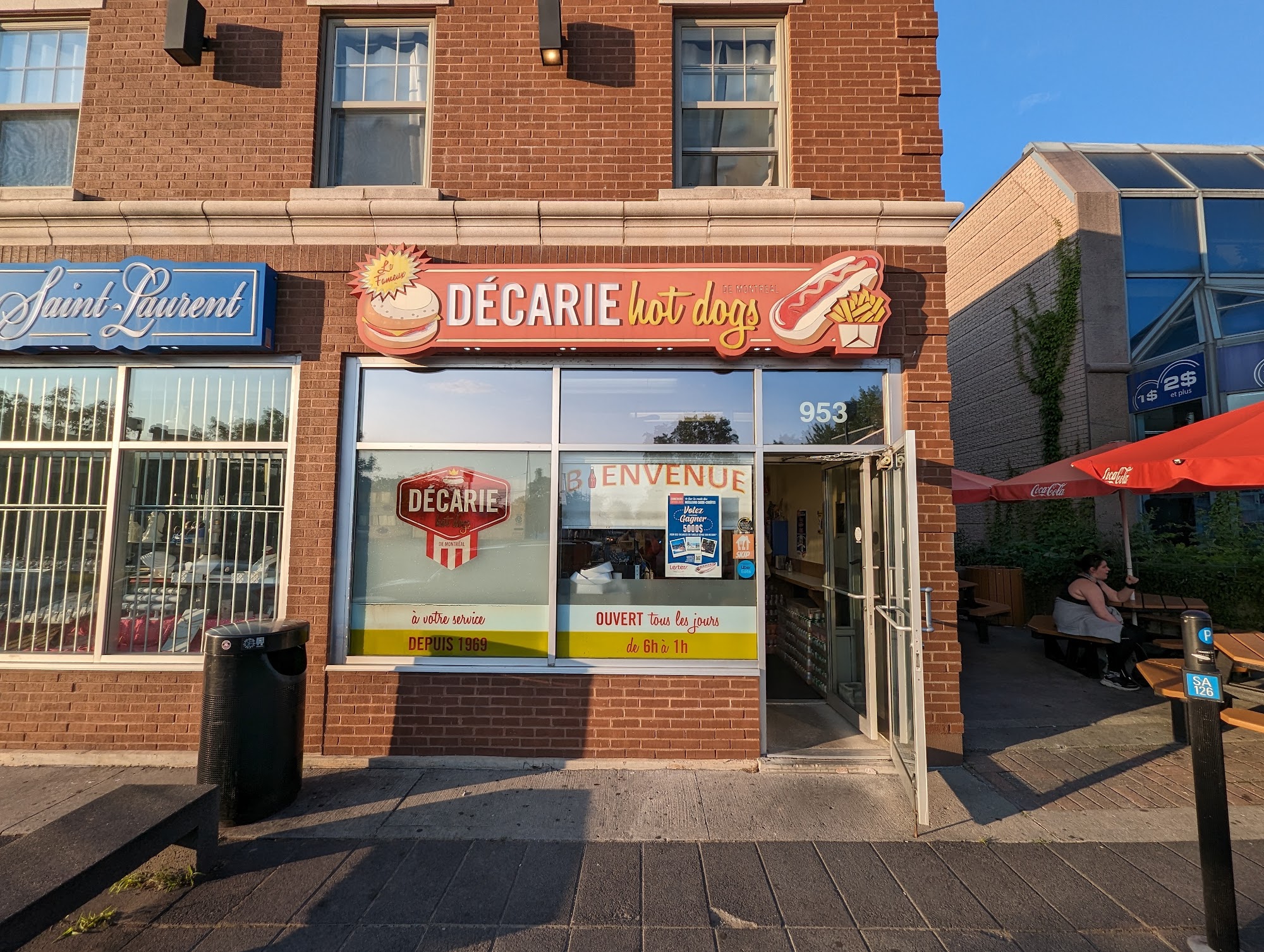 Décarie Hot Dogs