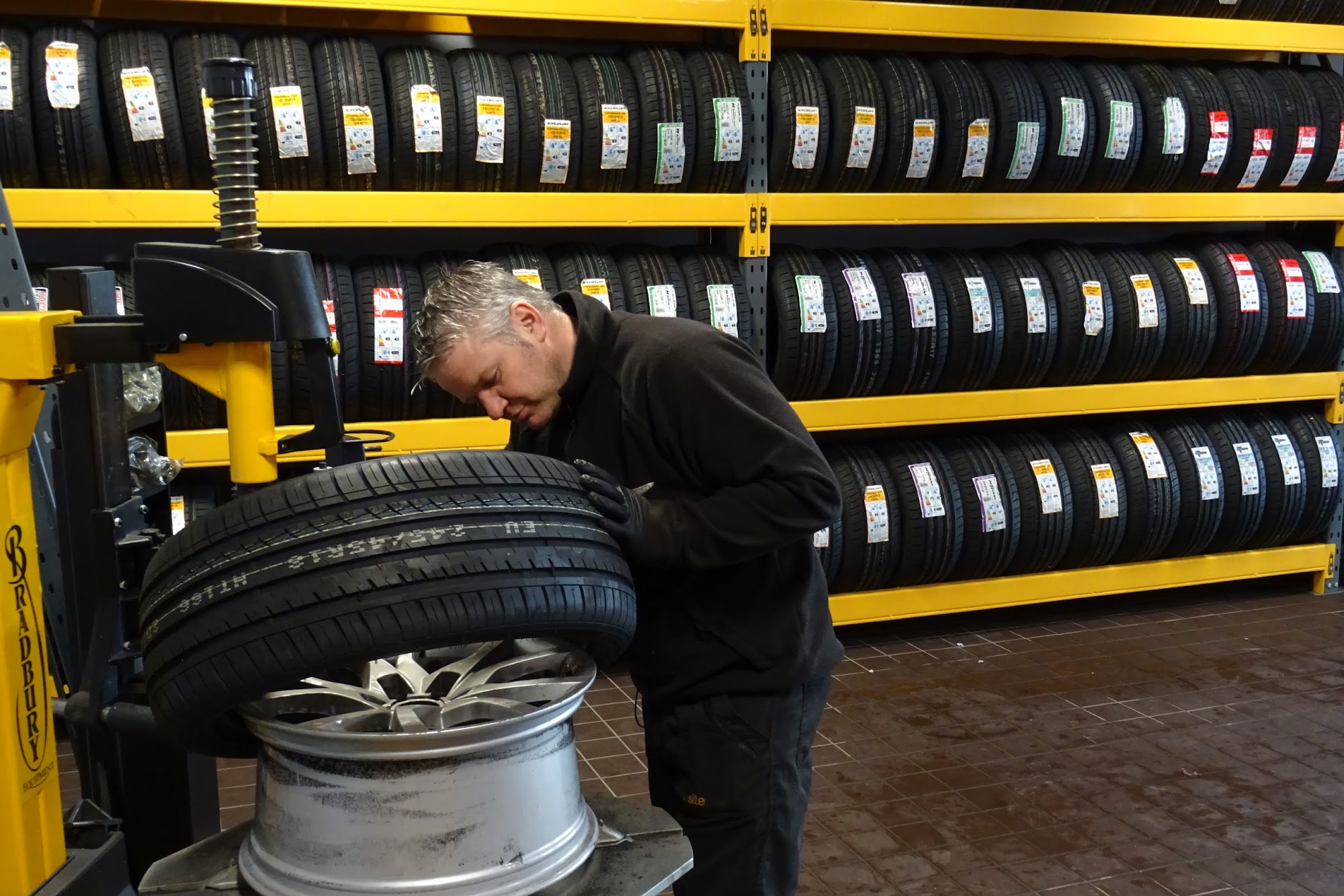 Autopoint fastfit Tyres Helensburgh