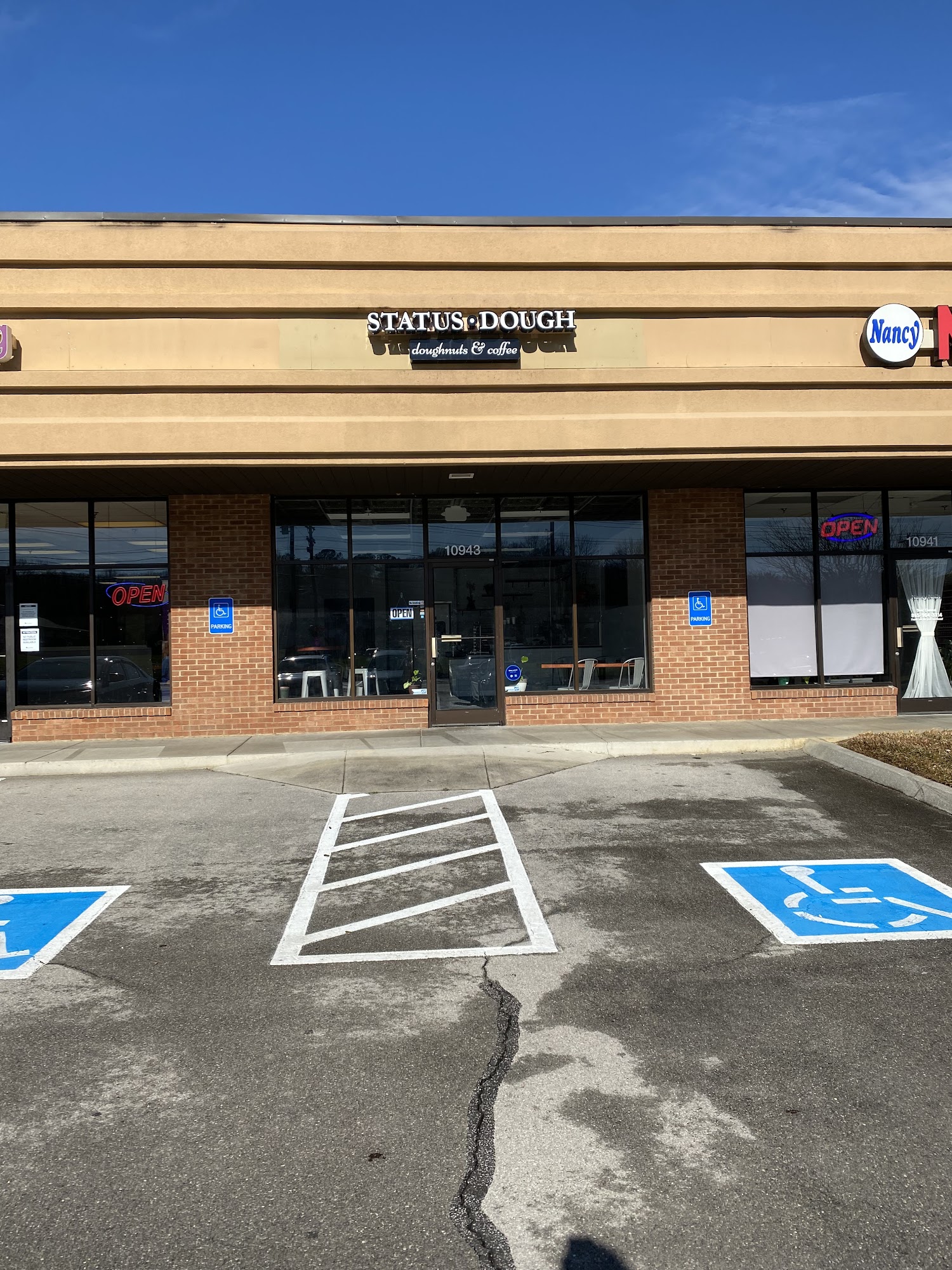 Status Dough Donuts & Coffee - Farragut