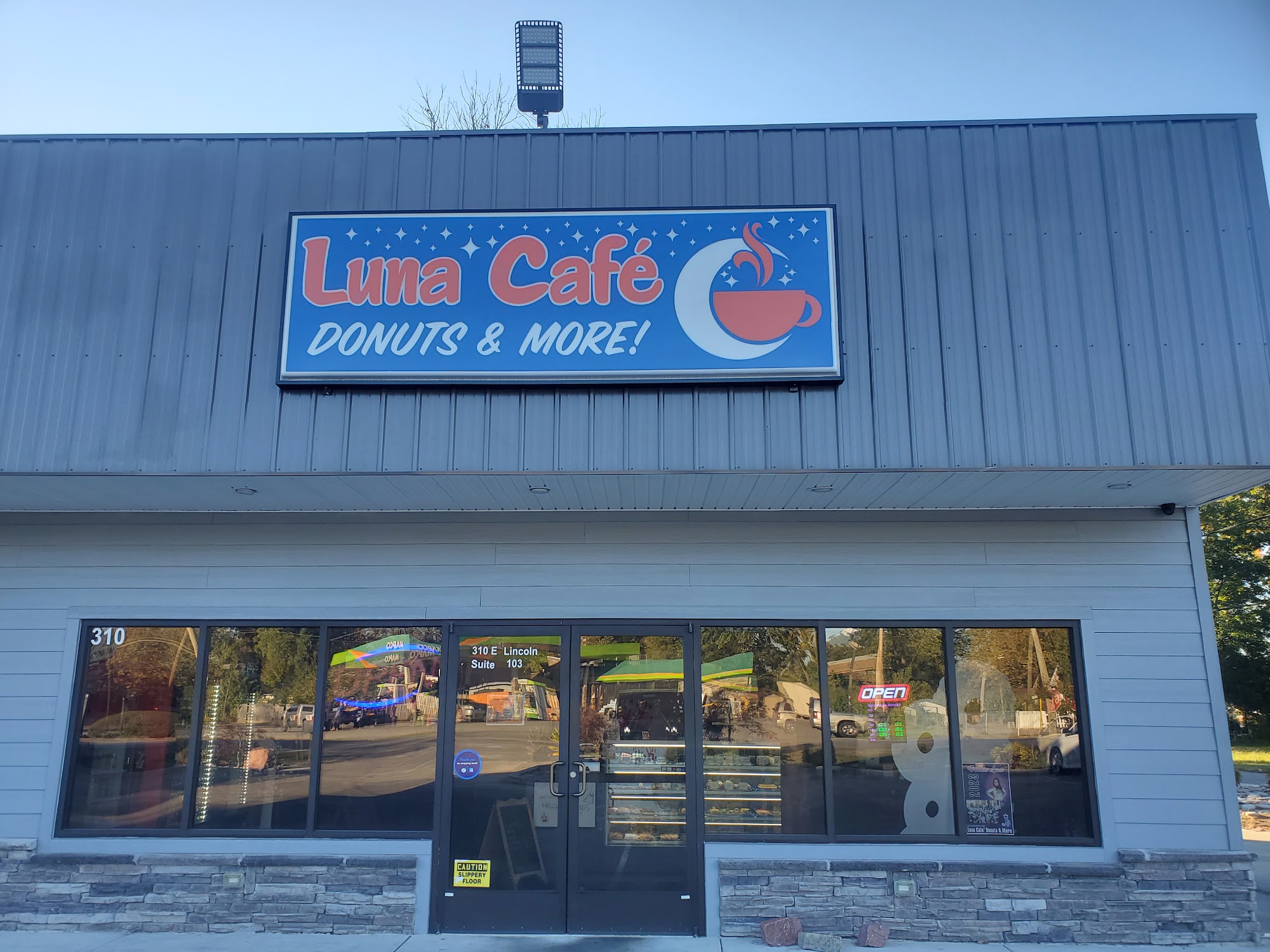 Luna café Donuts and More!