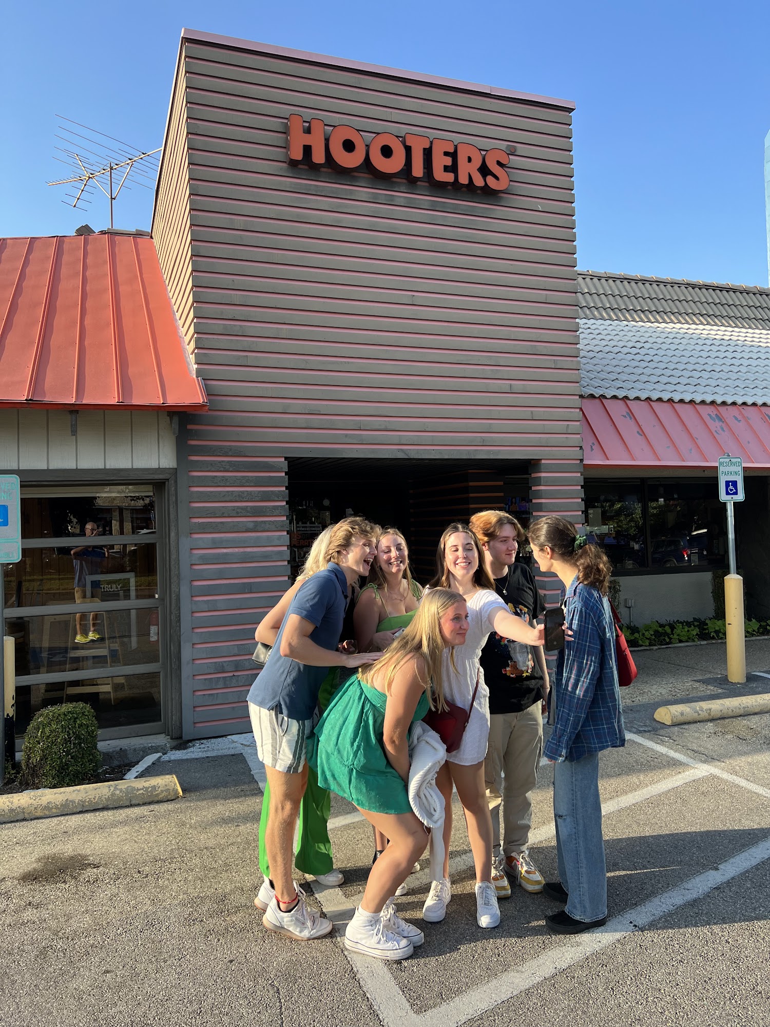 Hooters