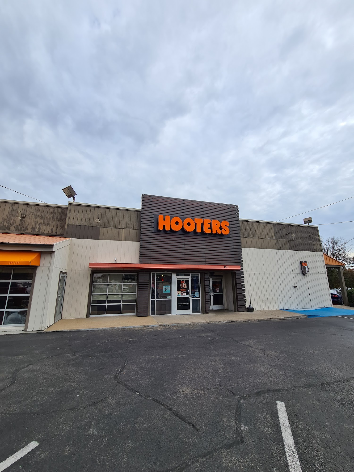 Hooters