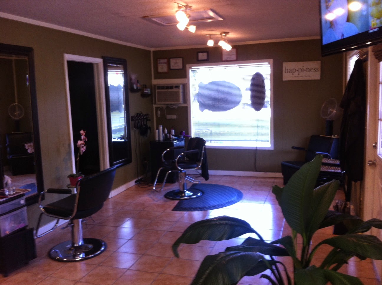 Jazels Hair Studio/Barber Shop 219 Elm St, Blanco Texas 78606