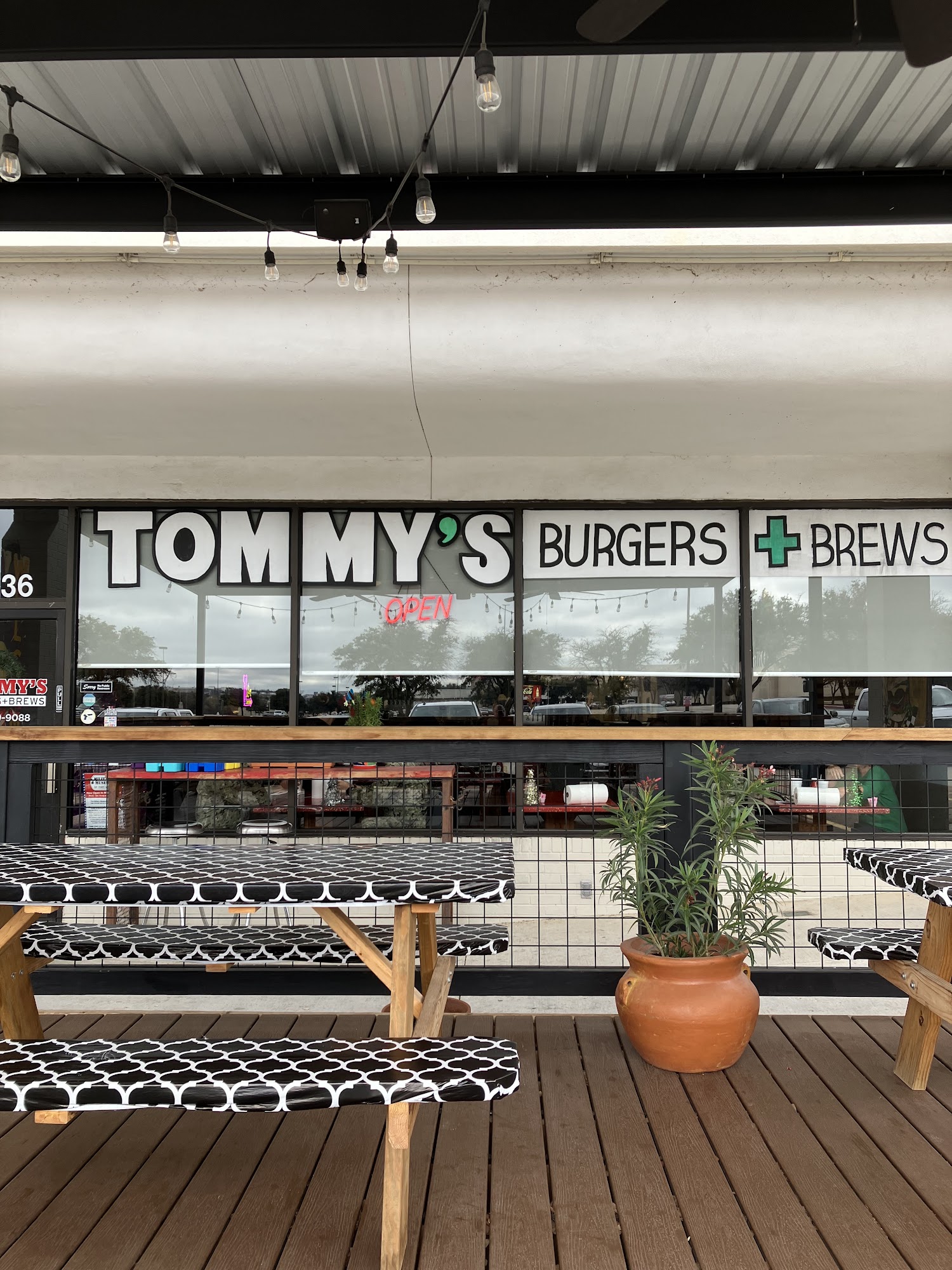 Tommys Burgers + Brews