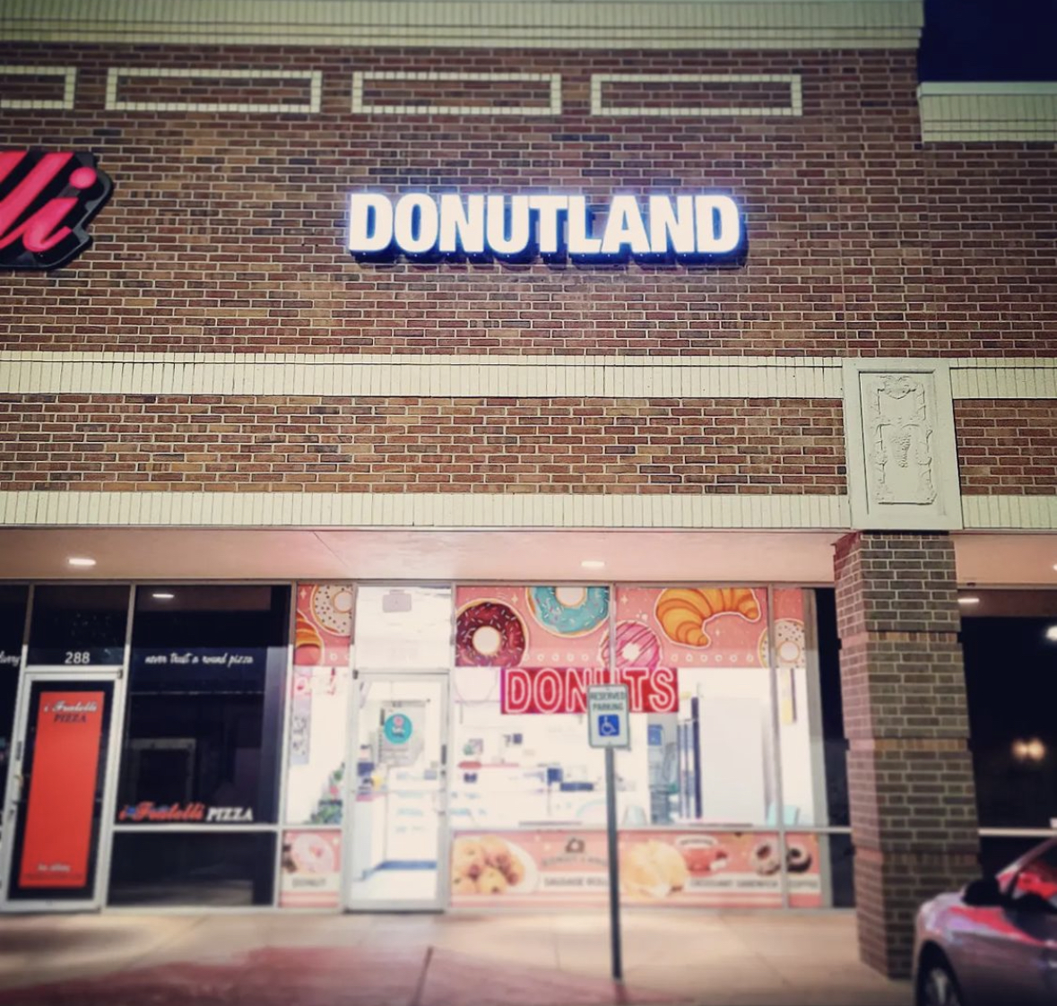 Donutland Grapevine (2030 Glade Rd.)