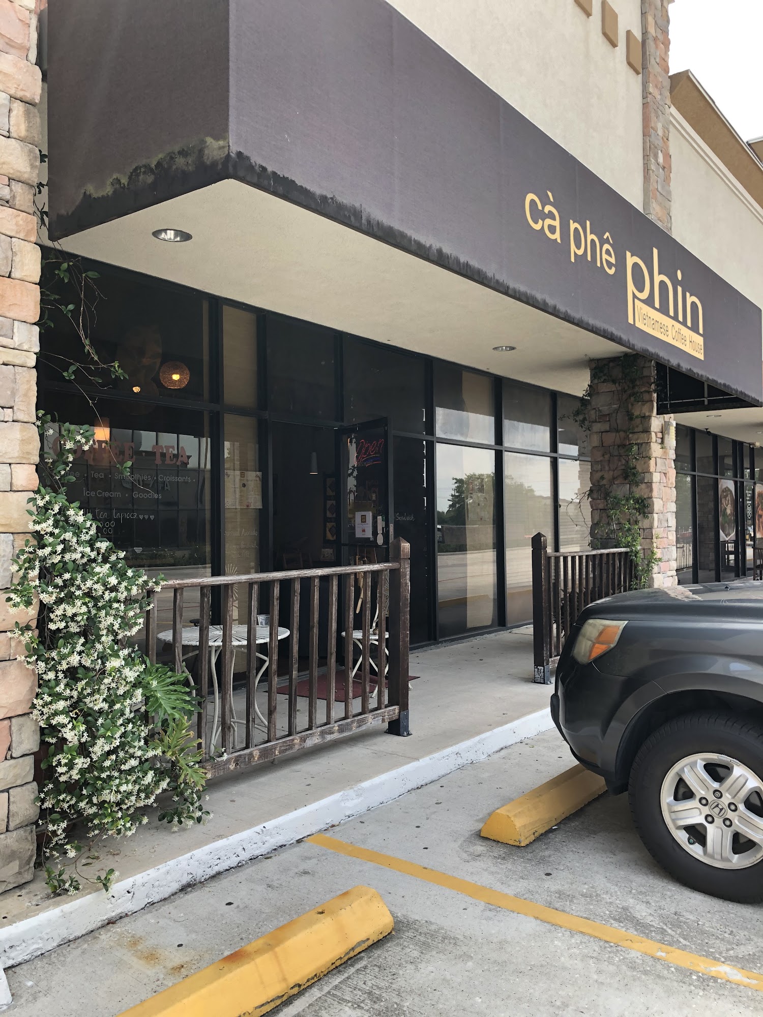 Ca phe Phin - Vietnamese coffee & tea, bubble tea house, bakery.