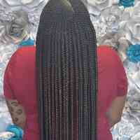 African hair braiding expert