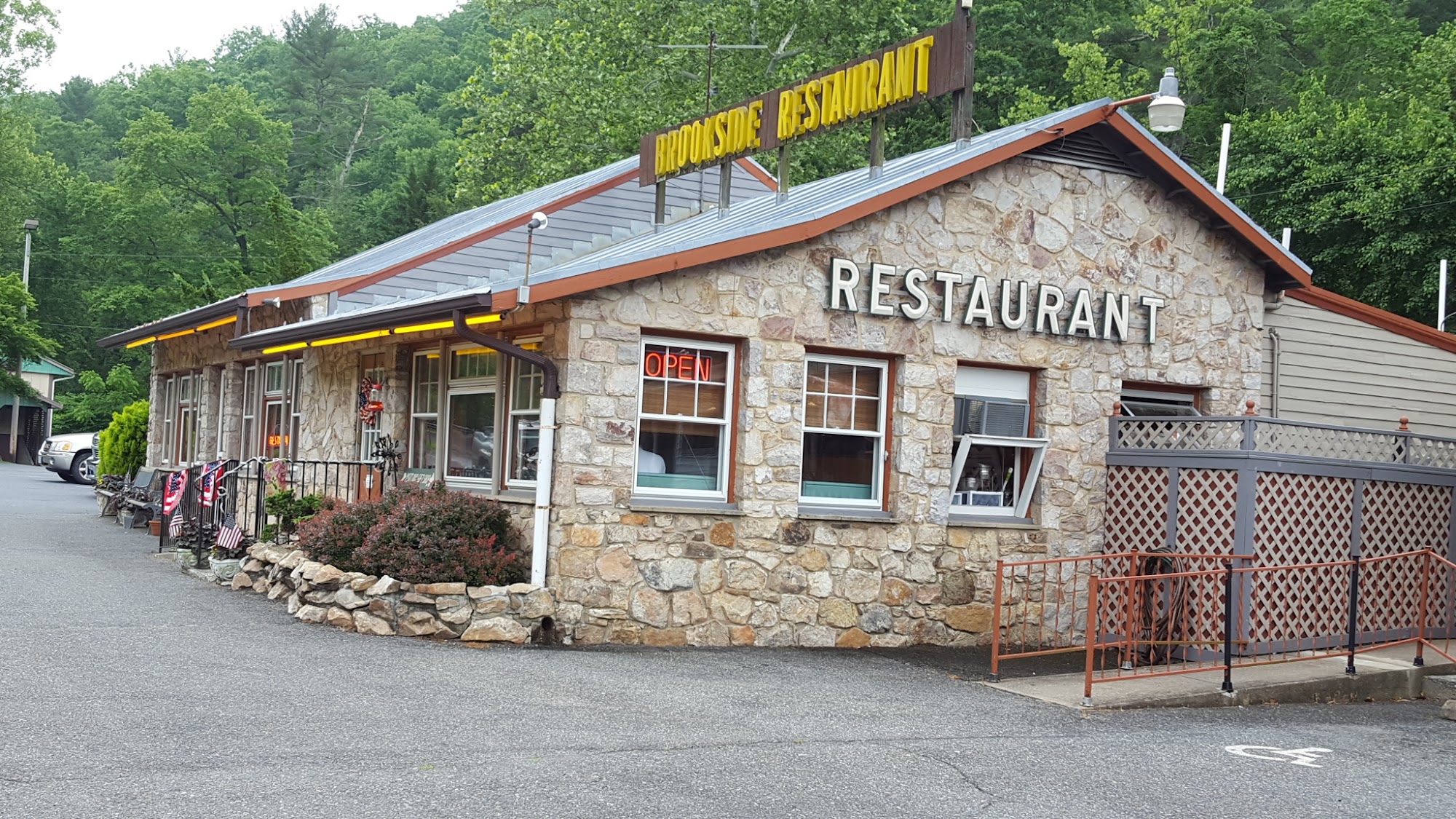 Brookside Restaurant & Cabins