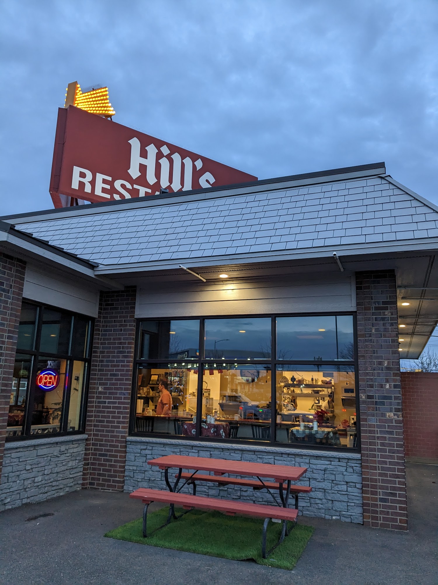 Hill's Restaurant & Lounge