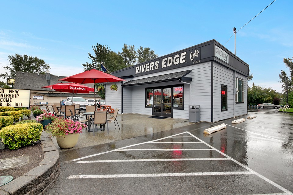 RIVERS EDGE CAFE & BREWS