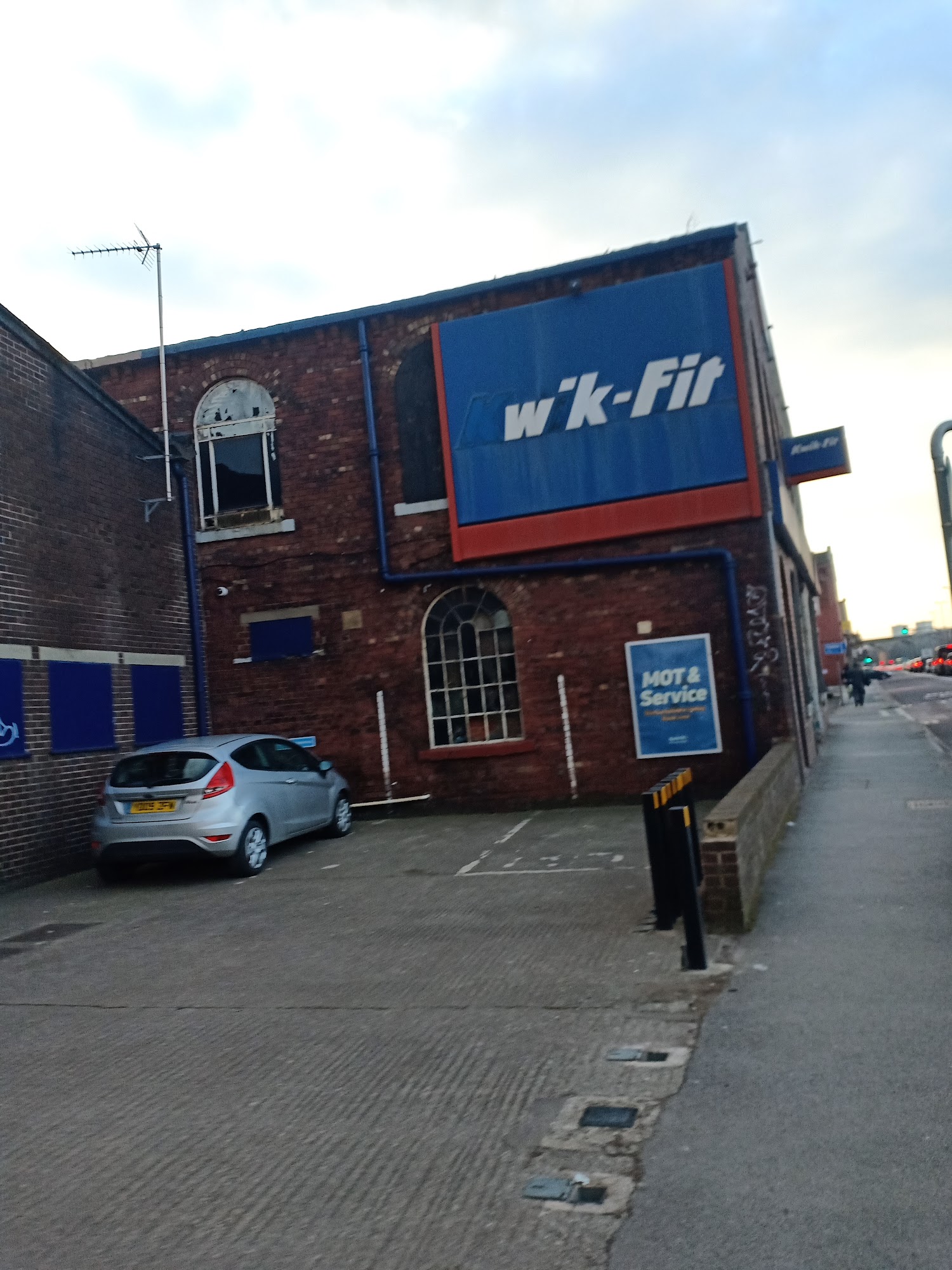 Kwik Fit - Leeds - Kirkstall Road