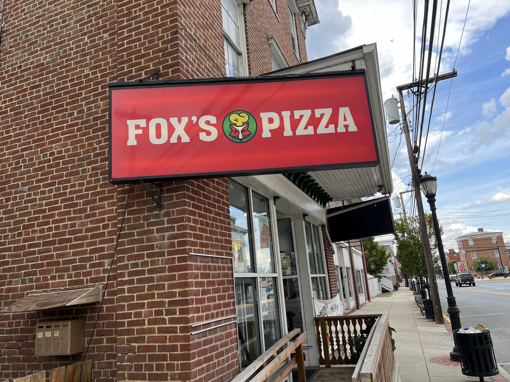 Fox's Pizza Den